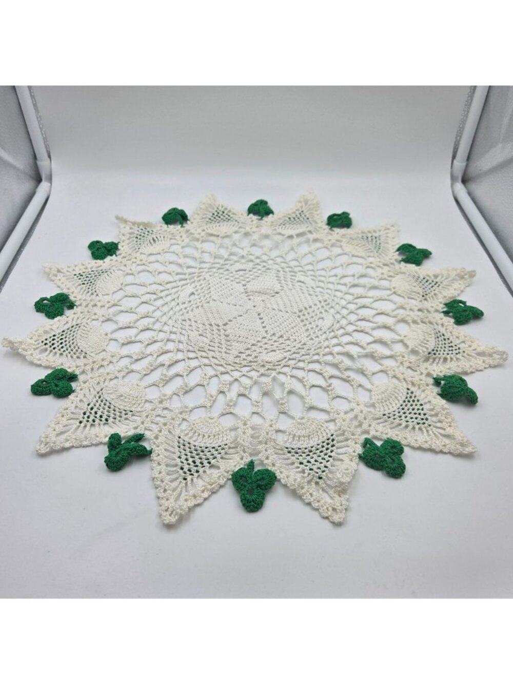 Handmade Pineapple Panels with Shamrock Appliqués Lace Doily - Picture 4 of 4